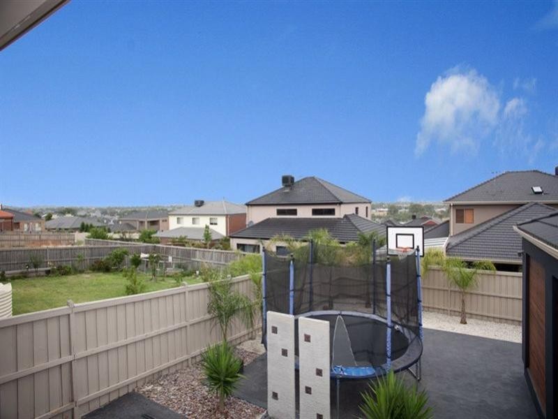 18 Skyline Drive, South Morang VIC 3752