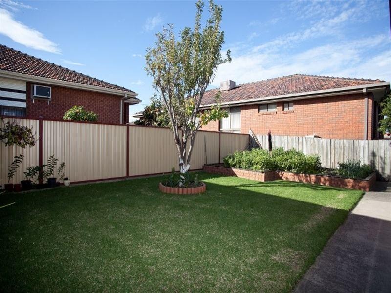 17 Coonawarra Drive, Thomastown VIC 3074