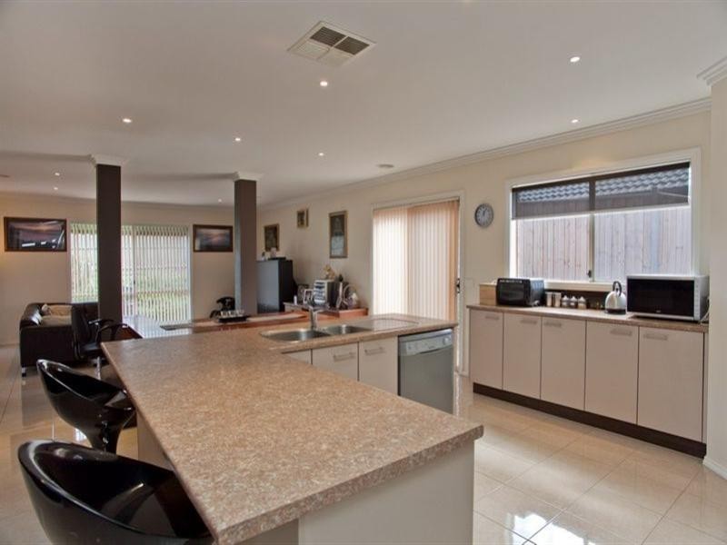 17 Mountain Way, Doreen VIC 3754