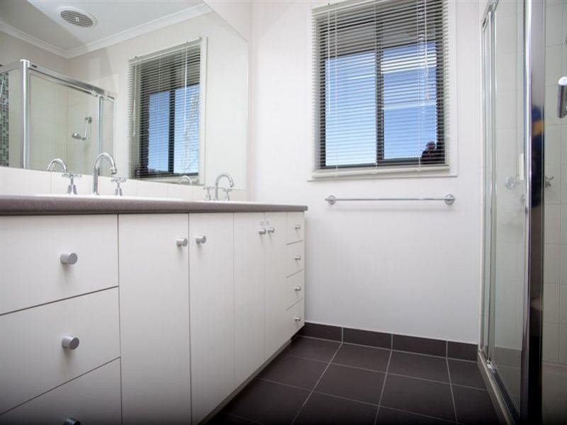 52 Shaftesbury Drive, Epping VIC 3076