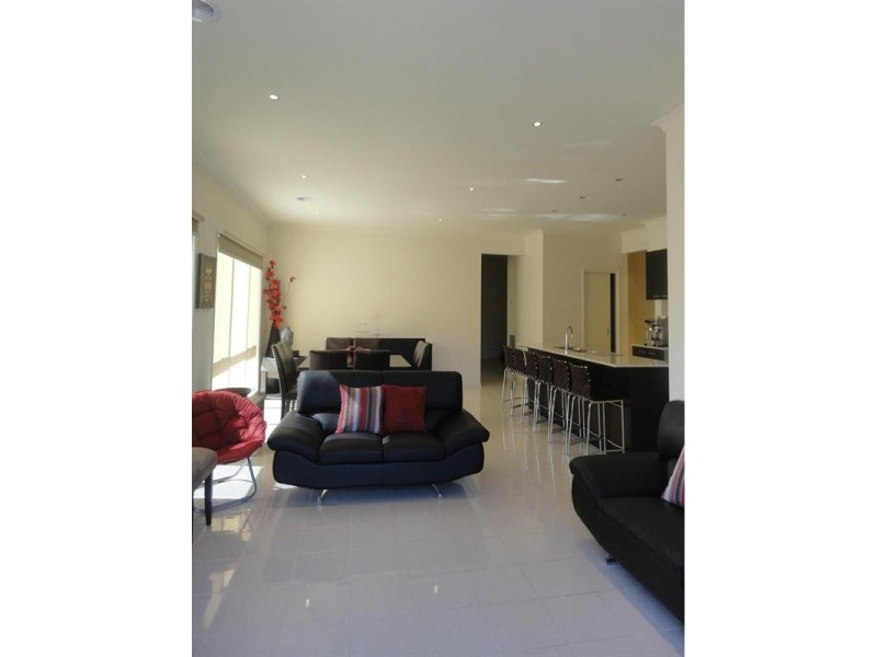 14 Bingin Place, Craigieburn VIC 3064