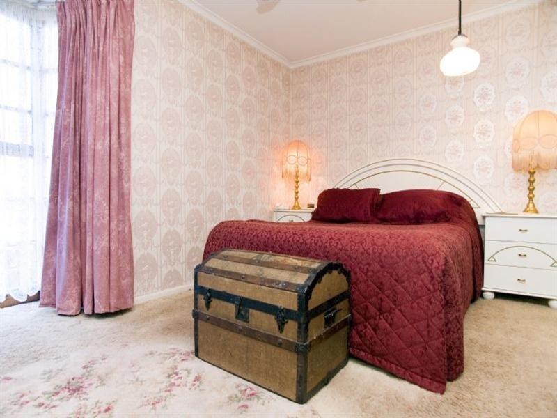 4 Pinewood Drive, Thomastown VIC 3074