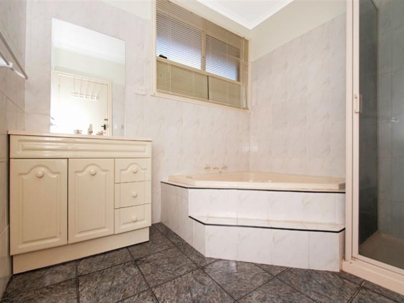 4 Edgewood Close, Thomastown VIC 3074