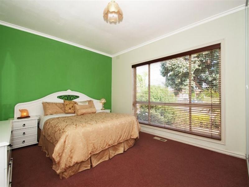 4 Edgewood Close, Thomastown VIC 3074