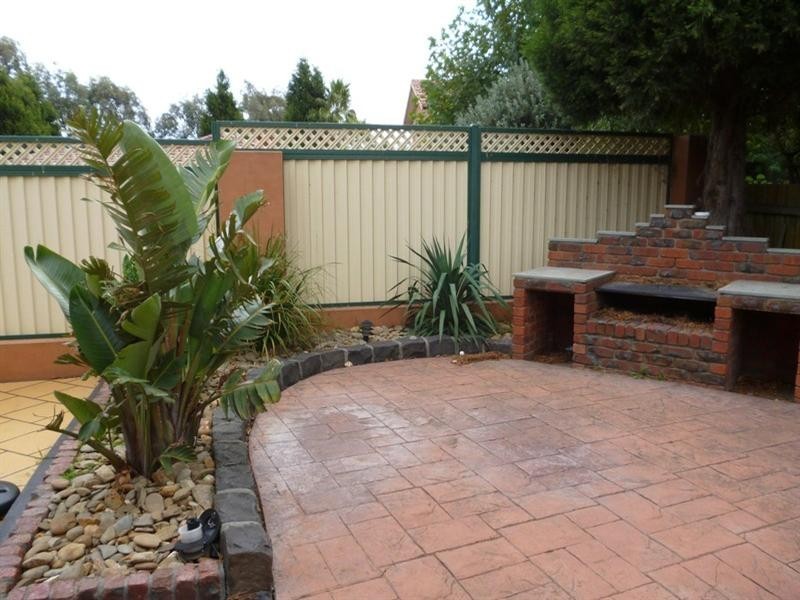 2 Silverthorn Court, Mill Park VIC 3082