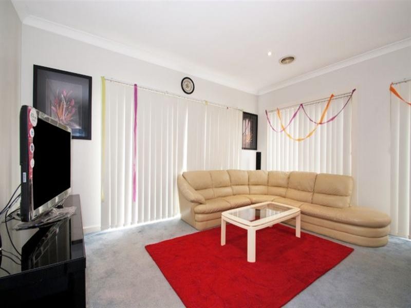 15 Donvale Avenue, Roxburgh Park VIC 3064