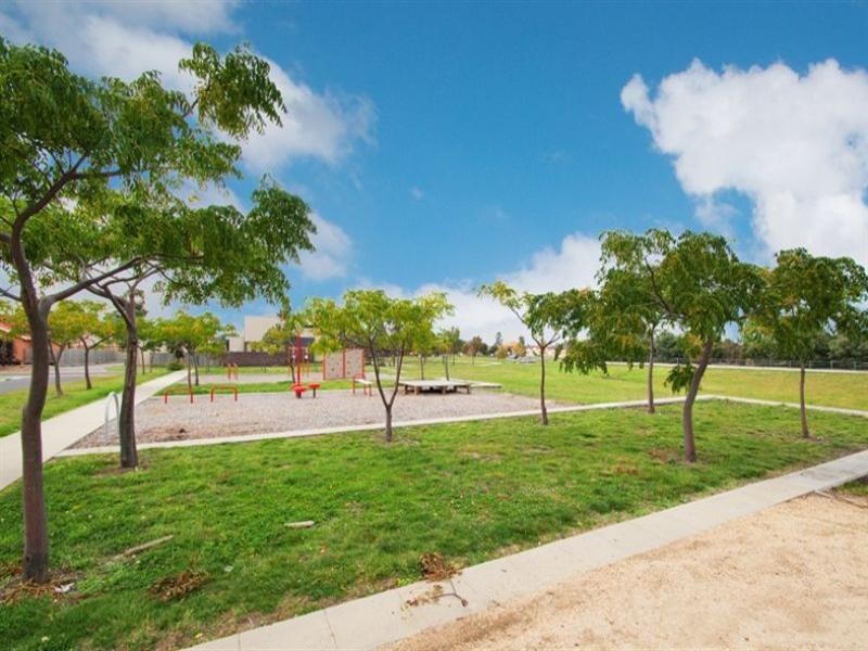 15 Donvale Avenue, Roxburgh Park VIC 3064