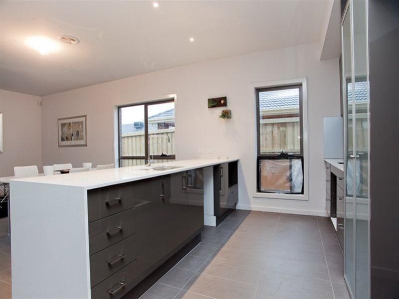 14 Saint Nikola Terrace, Lalor VIC 3075