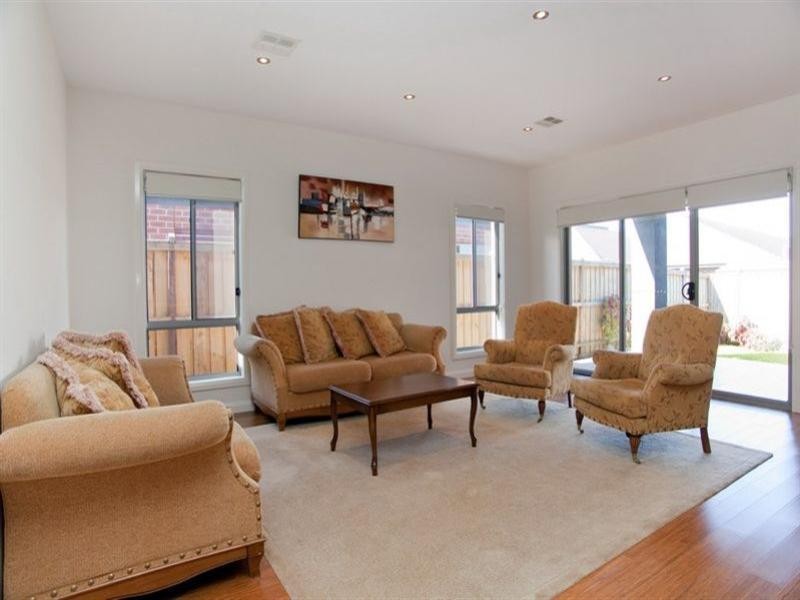 11 Lanesborough Way, Lalor VIC 3075