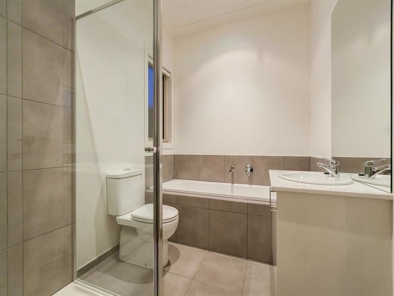 2/75 Curtin Avenue, Lalor VIC 3075