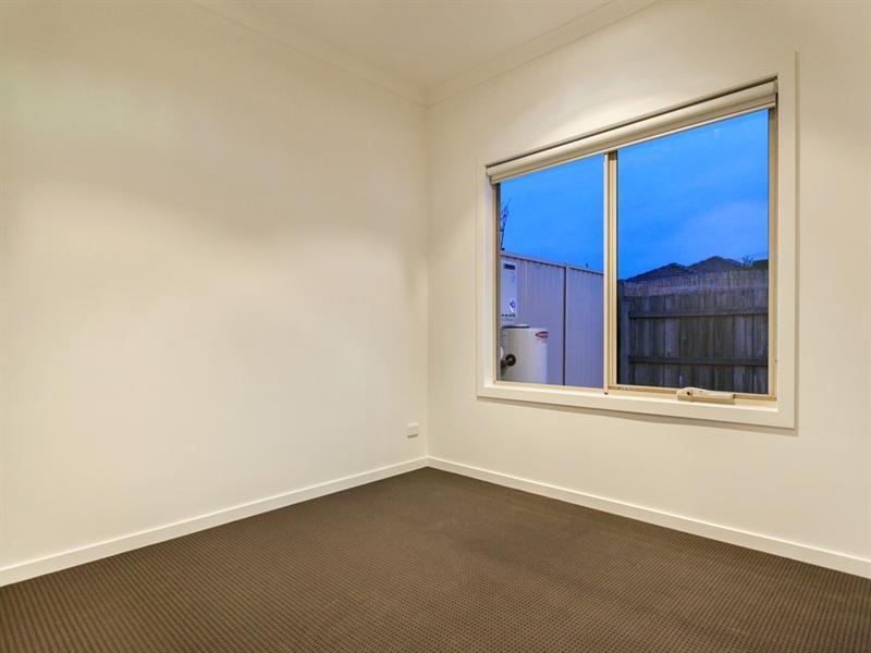 2/75 Curtin Avenue, Lalor VIC 3075