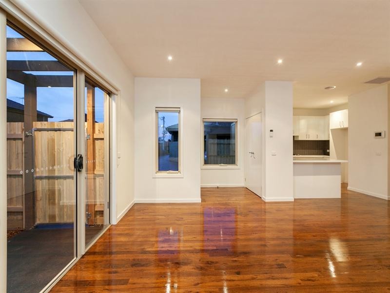 2/75 Curtin Avenue, Lalor VIC 3075