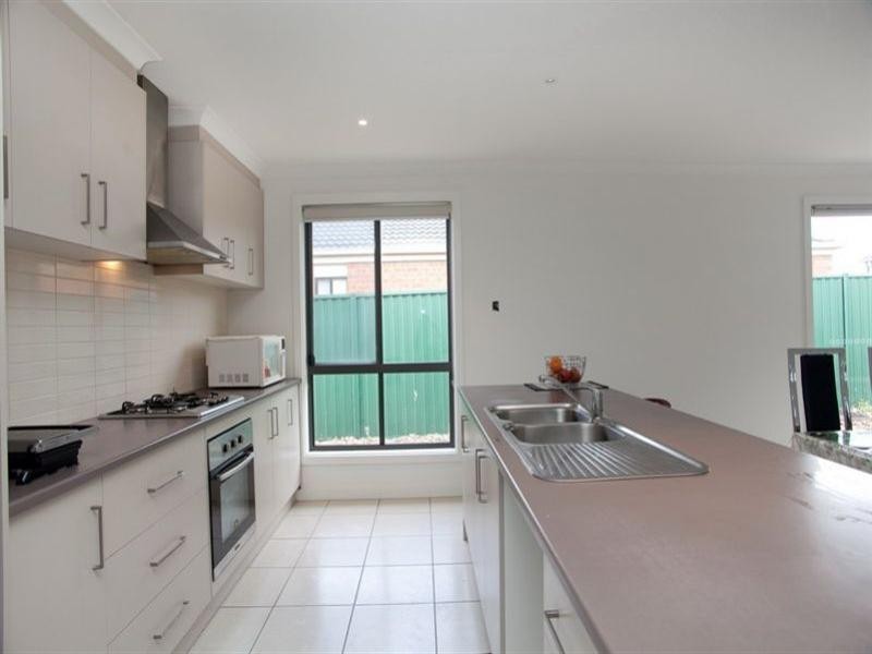 16 Kumara Circuit, South Morang VIC 3752