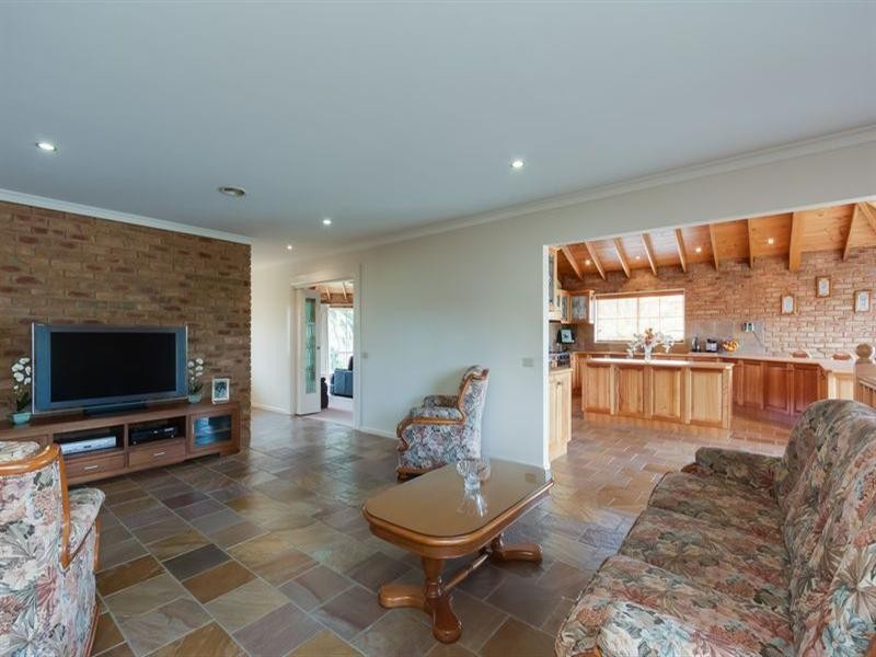 325 Gordons Road, South Morang VIC 3752