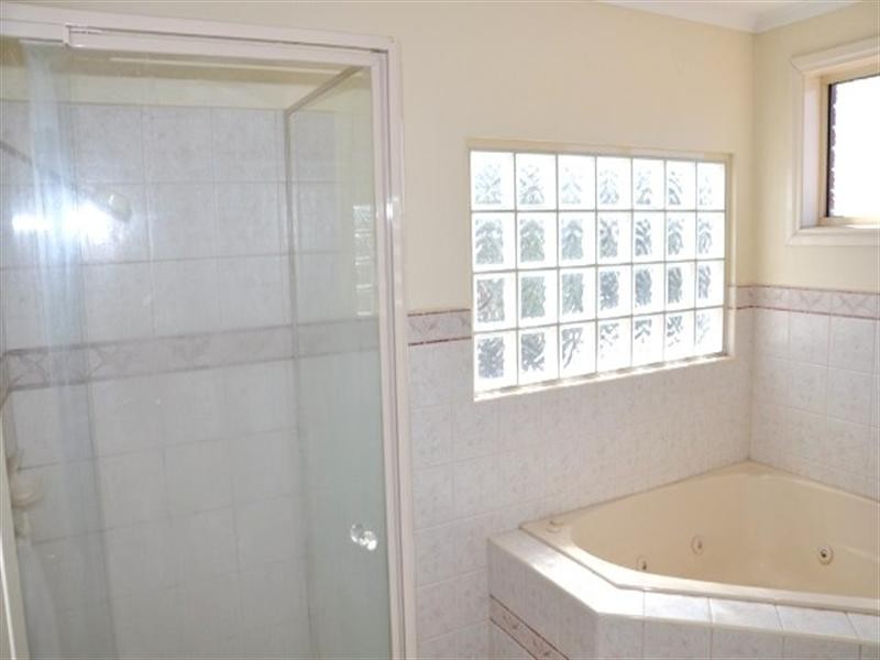 3 Kirwan Avenue, Roxburgh Park VIC 3064