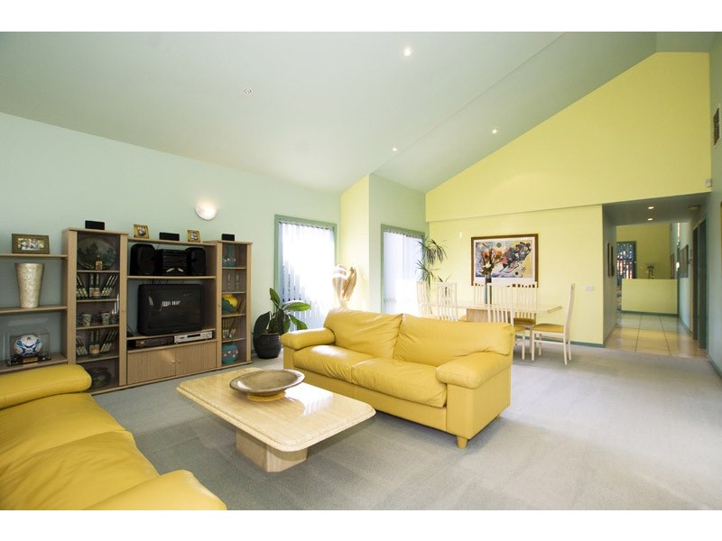 2 Somers Close, Mill Park VIC 3082