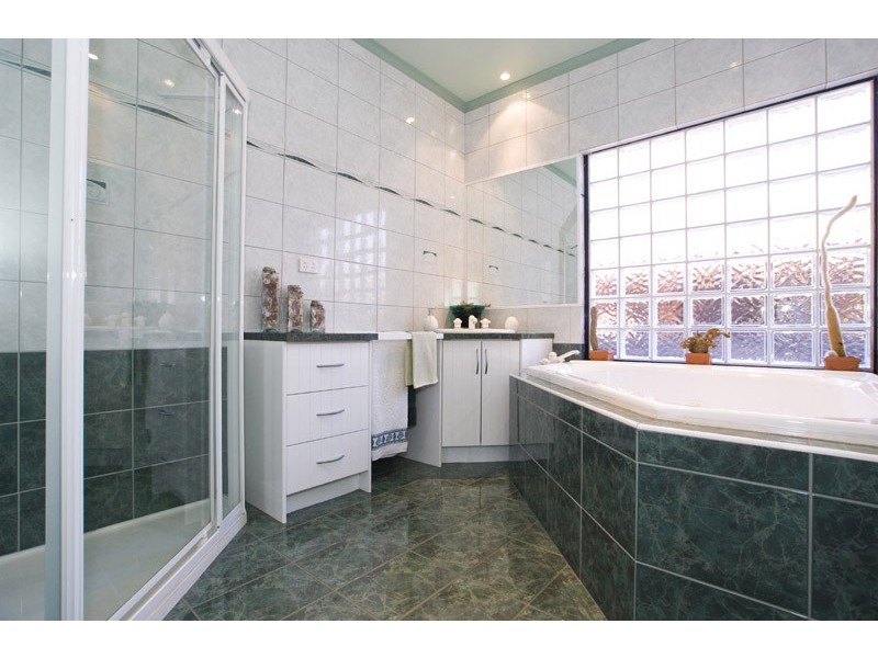 2 Somers Close, Mill Park VIC 3082