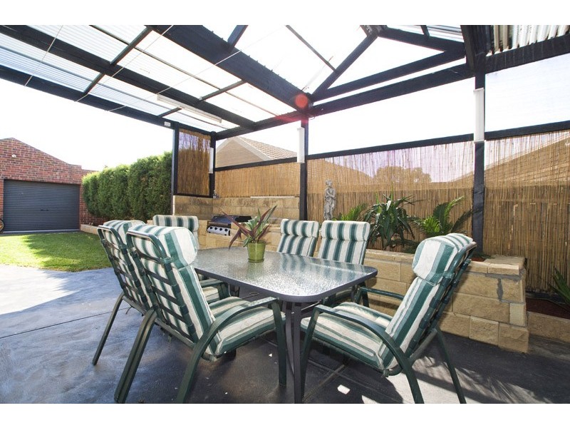 2 Somers Close, Mill Park VIC 3082