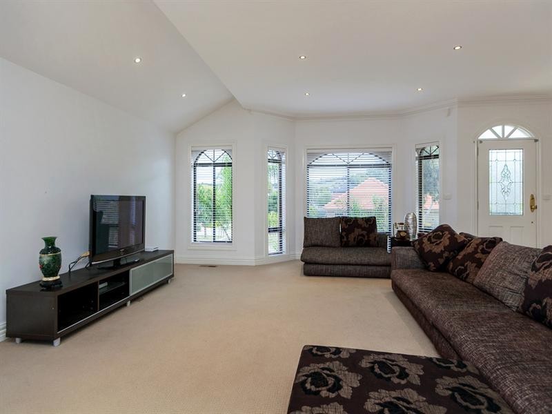 8 Kestrel Road, South Morang VIC 3752