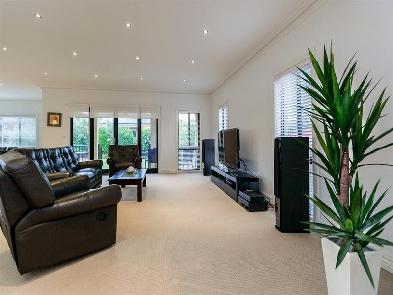 8 Kestrel Road, South Morang VIC 3752