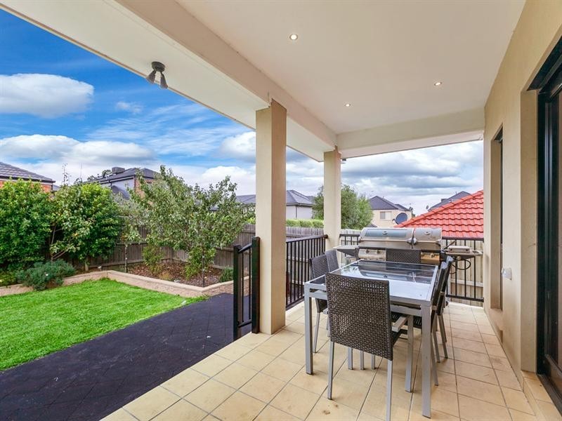 8 Kestrel Road, South Morang VIC 3752