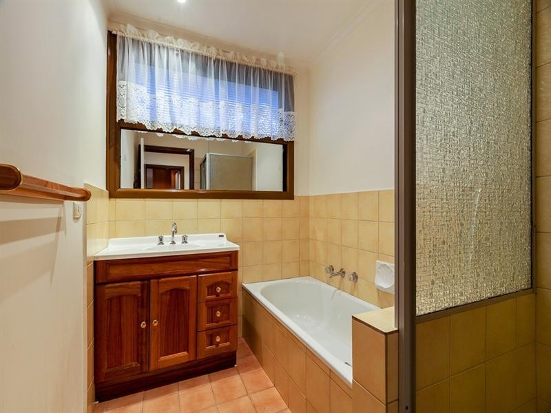 25 Huskisson Avenue, Lalor VIC 3075