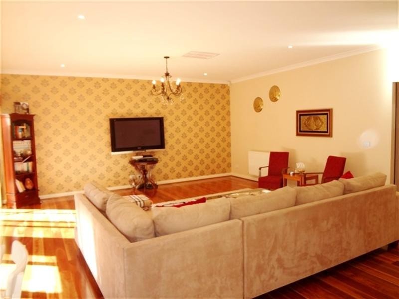 8 Mosaic Drive, Lalor VIC 3075