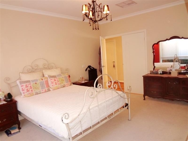 8 Mosaic Drive, Lalor VIC 3075