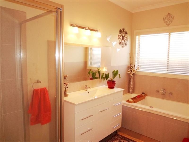 8 Mosaic Drive, Lalor VIC 3075