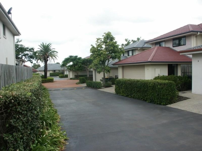 2/300 Cliveden Avenue, Corinda QLD 4075