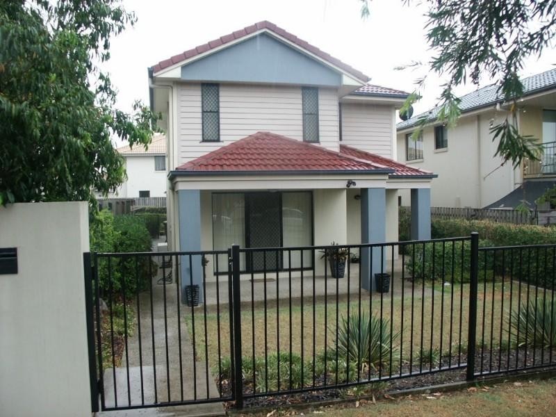 2/300 Cliveden Avenue, Corinda QLD 4075