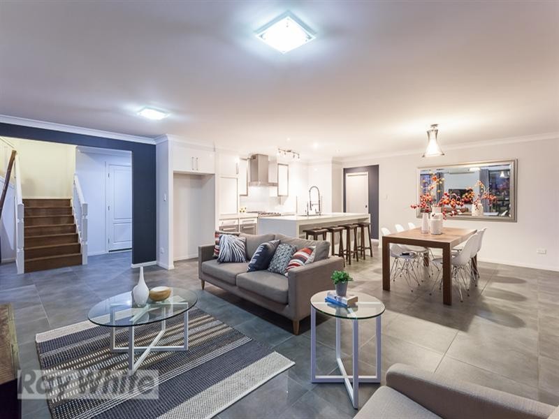 5 Brampton Close, Redland Bay QLD 4165