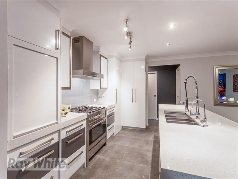 5 Brampton Close, Redland Bay QLD 4165