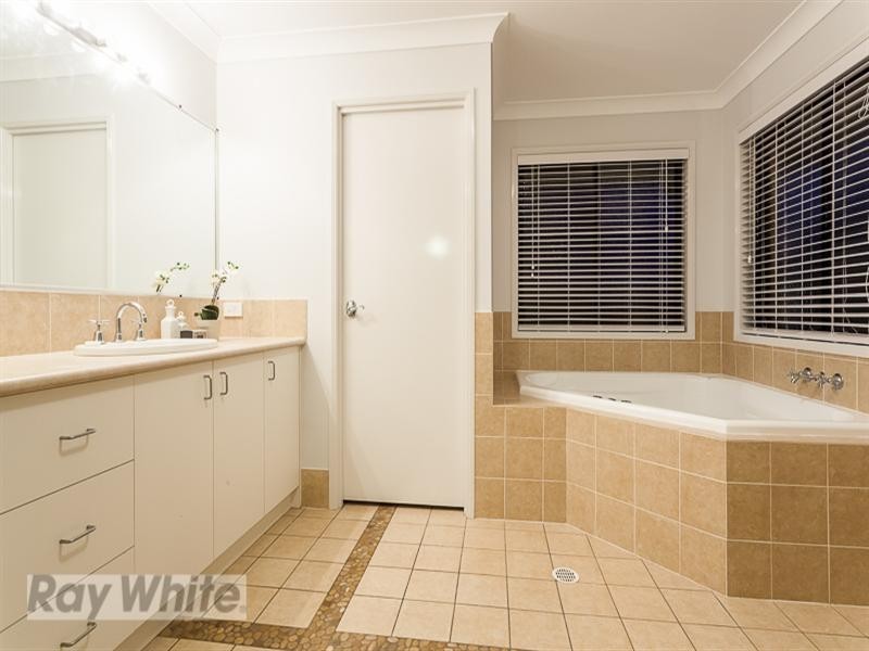 5 Brampton Close, Redland Bay QLD 4165