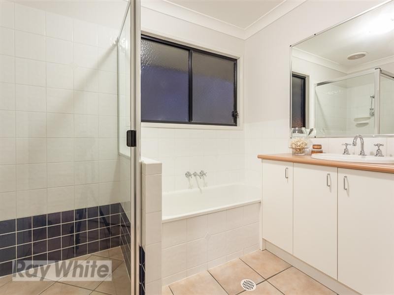 5 Brampton Close, Redland Bay QLD 4165