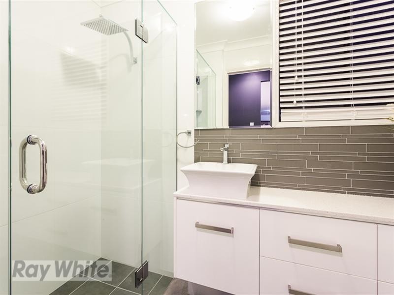 5 Brampton Close, Redland Bay QLD 4165