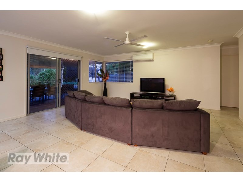 2 Mervyn Crescent, Redland Bay QLD 4165