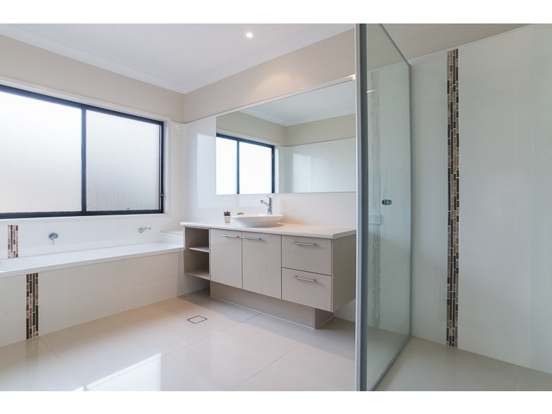 4 Waterfront Place, Redland Bay QLD 4165