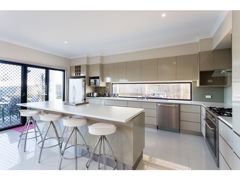 17 Penzance Drive, Redland Bay QLD 4165