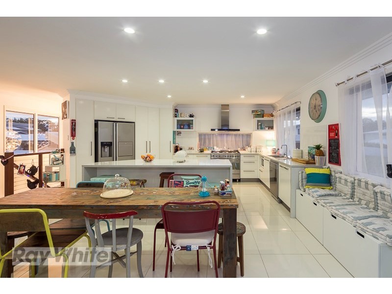 8 Turtle Place, Redland Bay QLD 4165