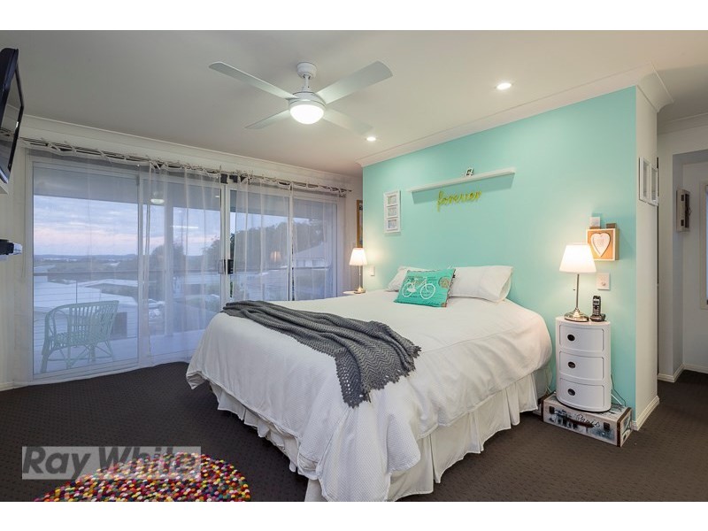 8 Turtle Place, Redland Bay QLD 4165