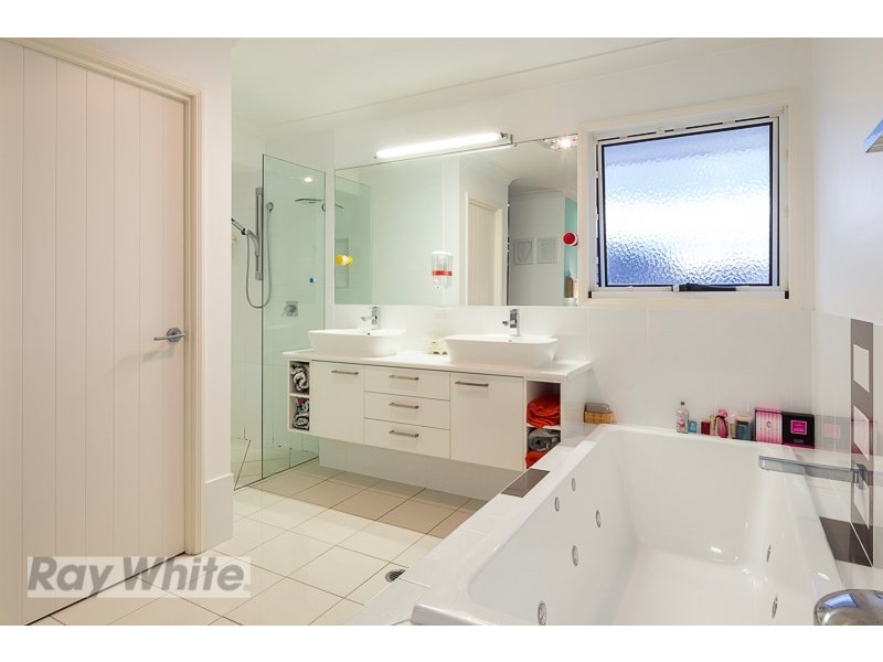 8 Turtle Place, Redland Bay QLD 4165