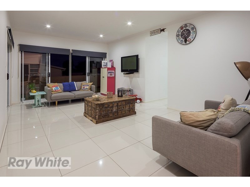 8 Turtle Place, Redland Bay QLD 4165