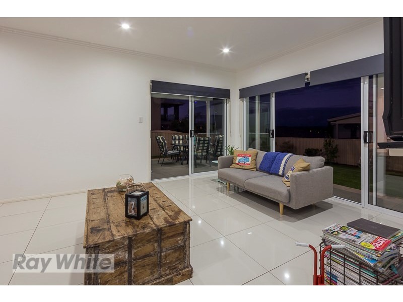 8 Turtle Place, Redland Bay QLD 4165