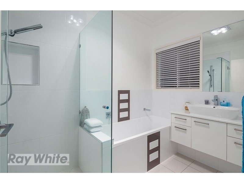 8 Turtle Place, Redland Bay QLD 4165