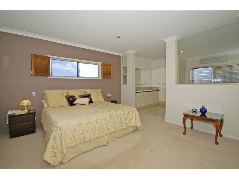 11 Waterfront Place, Redland Bay QLD 4165