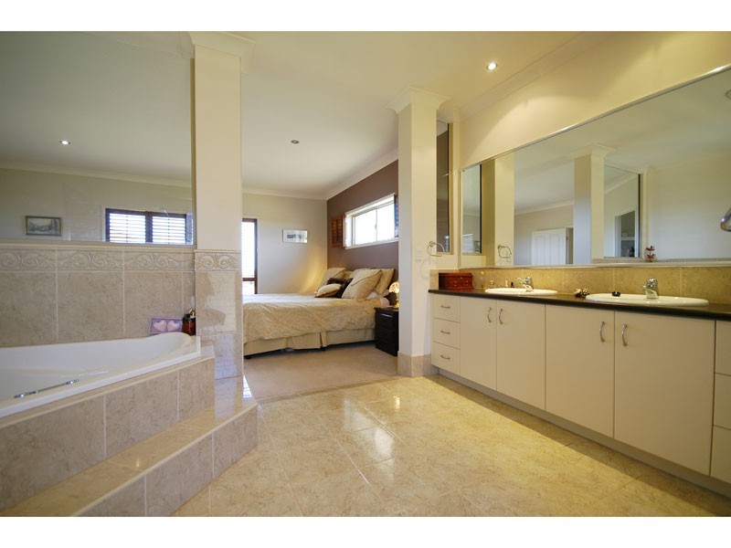 11 Waterfront Place, Redland Bay QLD 4165