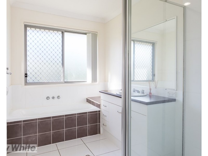8 Green Place, Redland Bay QLD 4165