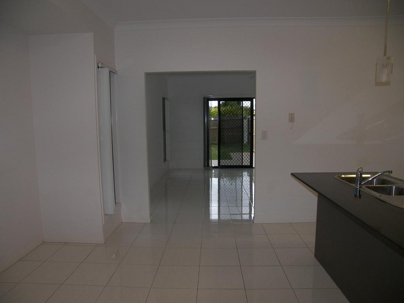 2/73 Sunningdale Drive, Redland Bay QLD 4165