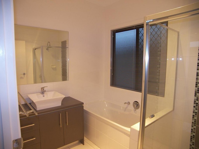 2/73 Sunningdale Drive, Redland Bay QLD 4165